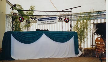 DJ Thommys Bhnenaufbau fr eine Motto Party - Indian Summer in Siegen! Auch bei Zeltveranstaltungen kommt die Optik nicht zu kurz, Leistungsmig fahre ich bei Zelt Festen oder Open Air Veranstaltungen immer etwas grer auf um auch hier einen optimalen Soud zu gewhrleisten.