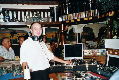 DJ Thommy in Höhn Öllingen Korallenriff im Westerwald Spielt Foxmusik im wechsel mit einer Live Band mit Hilfe von mp3, die über eine Time Code Vinyl Platte gesteuert werden! DJ Thommy verbindet Vergangenheit mit der Zukunft!